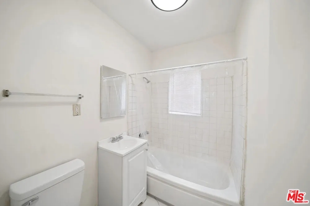 8633 Denver Avenue #5 Los Angeles, CA 90044