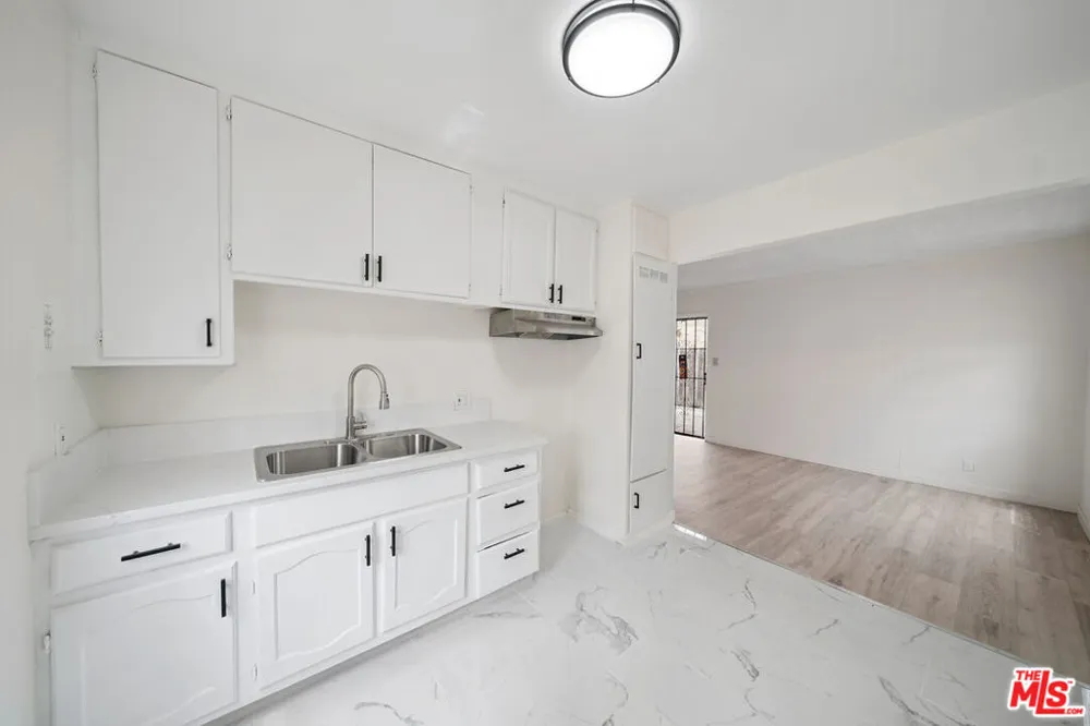 8633 Denver Avenue #5 Los Angeles, CA 90044