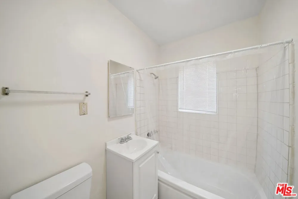 8633 Denver Avenue #5 Los Angeles, CA 90044