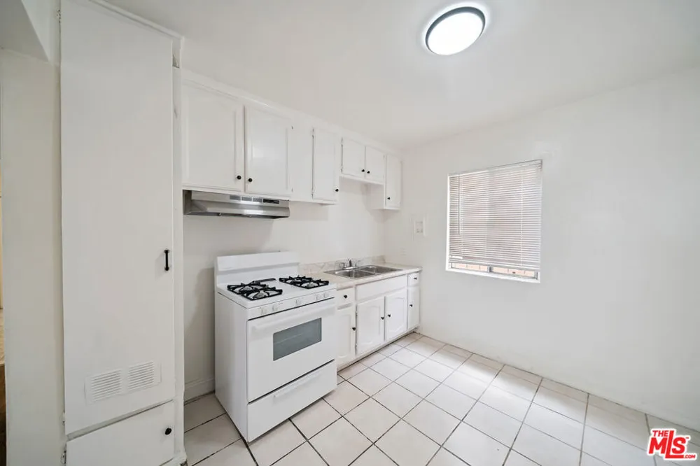 8633 Denver Avenue #3 Los Angeles, CA 90044
