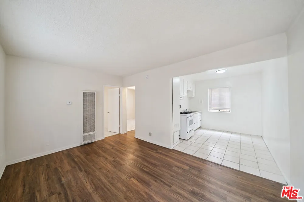 8633 Denver Avenue #3 Los Angeles, CA 90044
