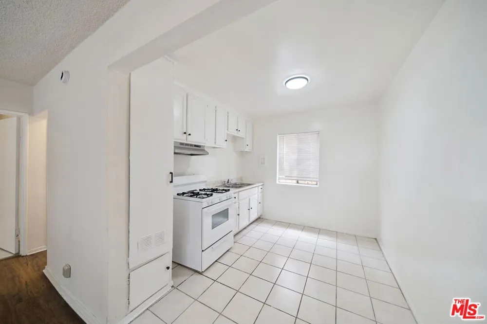 8633 Denver Avenue #3 Los Angeles, CA 90044
