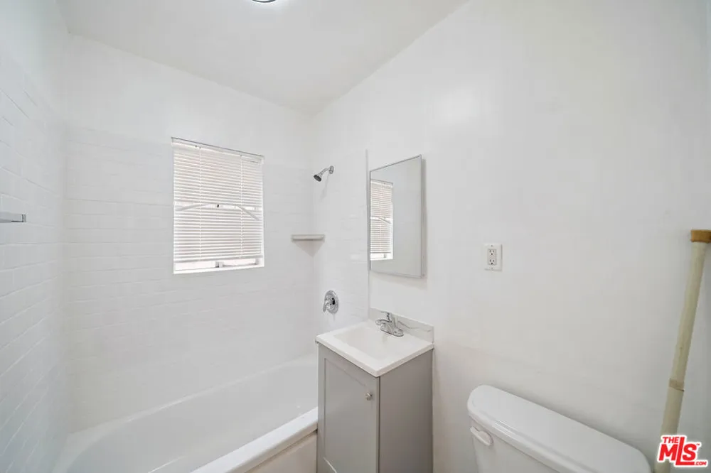 8633 Denver Avenue #3 Los Angeles, CA 90044