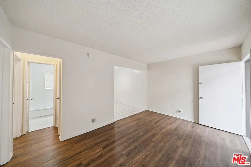 8633 Denver Avenue #3 Los Angeles, CA 90044