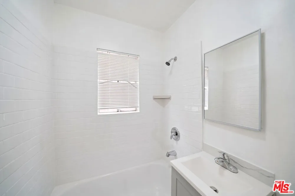 8633 Denver Avenue #3 Los Angeles, CA 90044