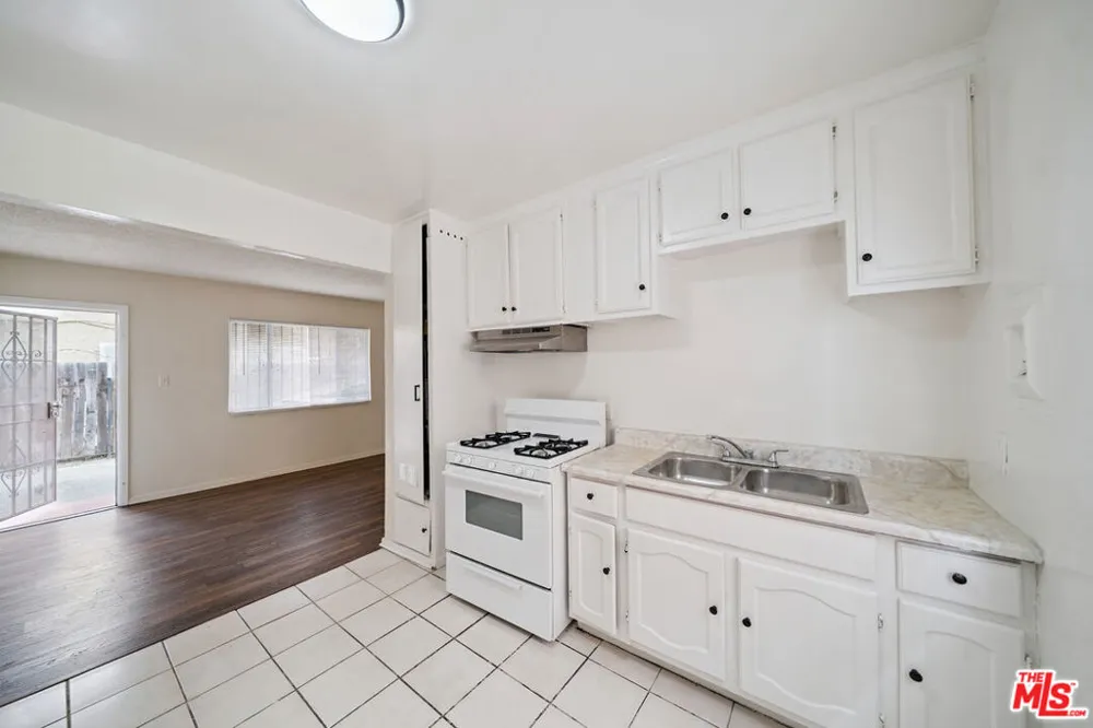 8633 Denver Avenue #3 Los Angeles, CA 90044