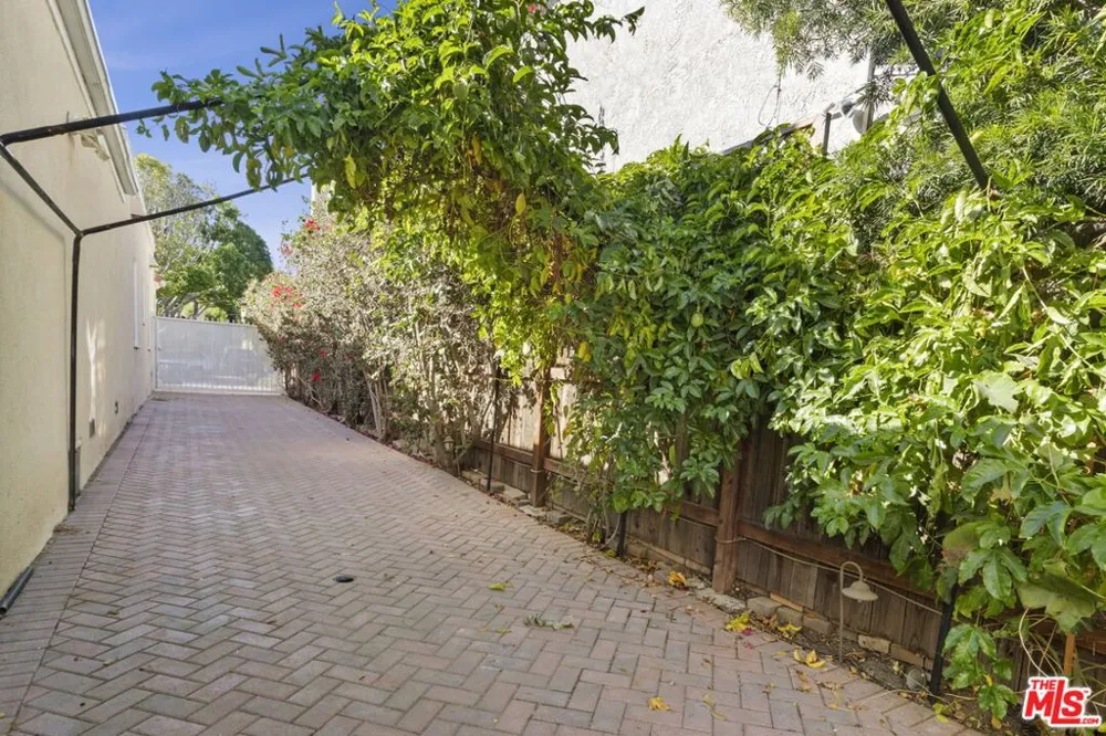 2128 Camden Avenue Los Angeles, CA 90025
