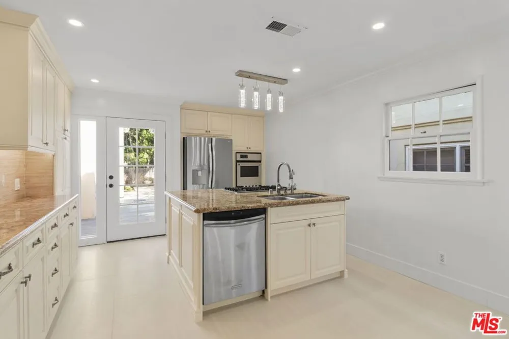 2128 Camden Avenue Los Angeles, CA 90025
