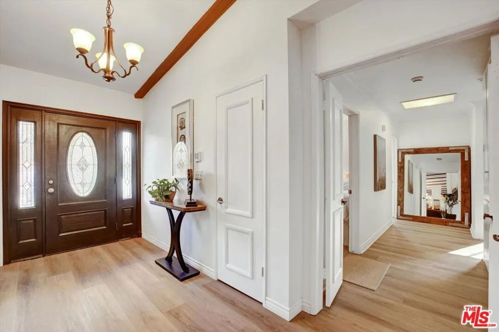 10467 Oakdale Avenue Chatsworth, CA 91311