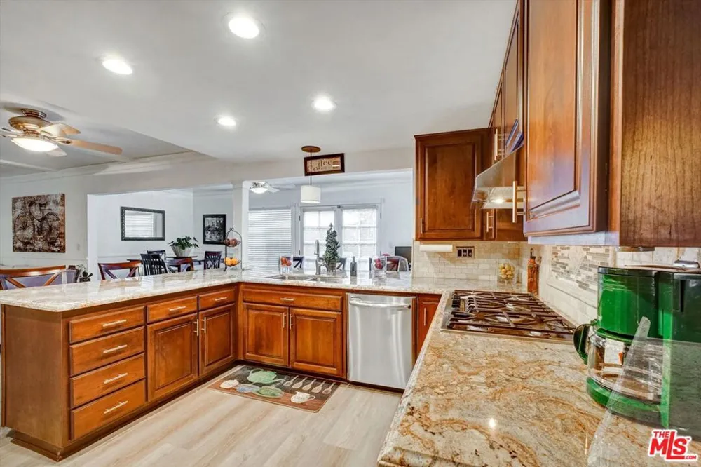 10467 Oakdale Avenue Chatsworth, CA 91311