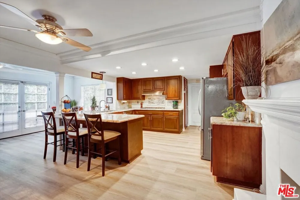 10467 Oakdale Avenue Chatsworth, CA 91311