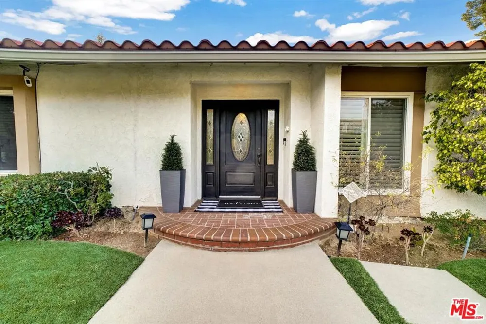 10467 Oakdale Avenue Chatsworth, CA 91311