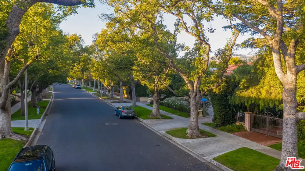 616 Maple Drive Beverly Hills, CA 90210