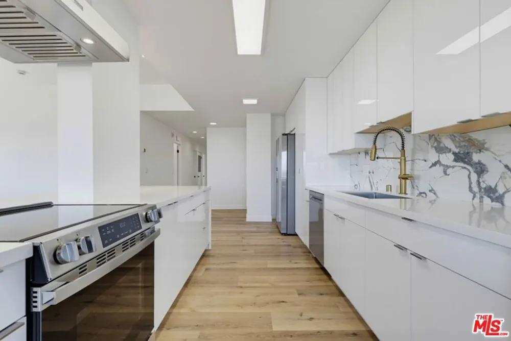 435 Oakhurst Drive #1002 Beverly Hills, CA 90210