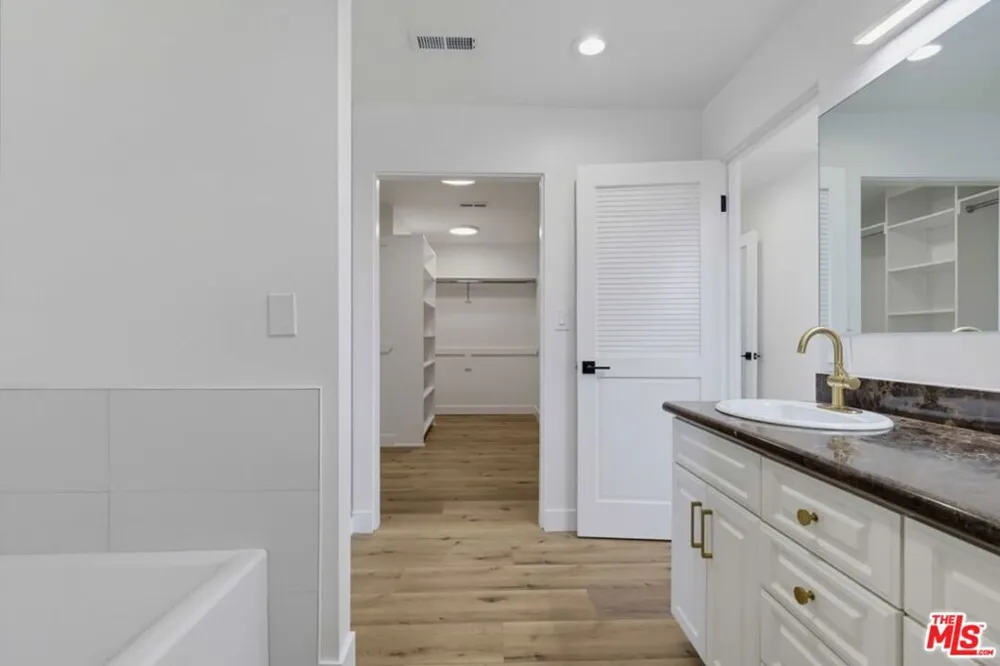 435 Oakhurst Drive #1002 Beverly Hills, CA 90210