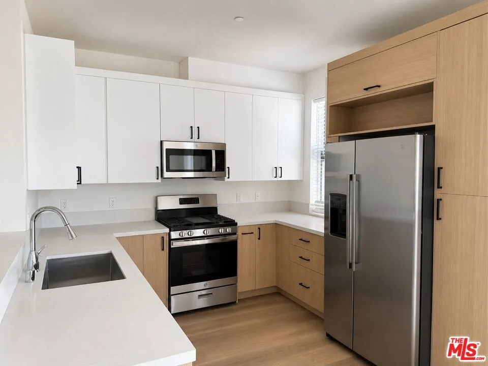 3688 Fredonia Drive Los Angeles, CA 90068