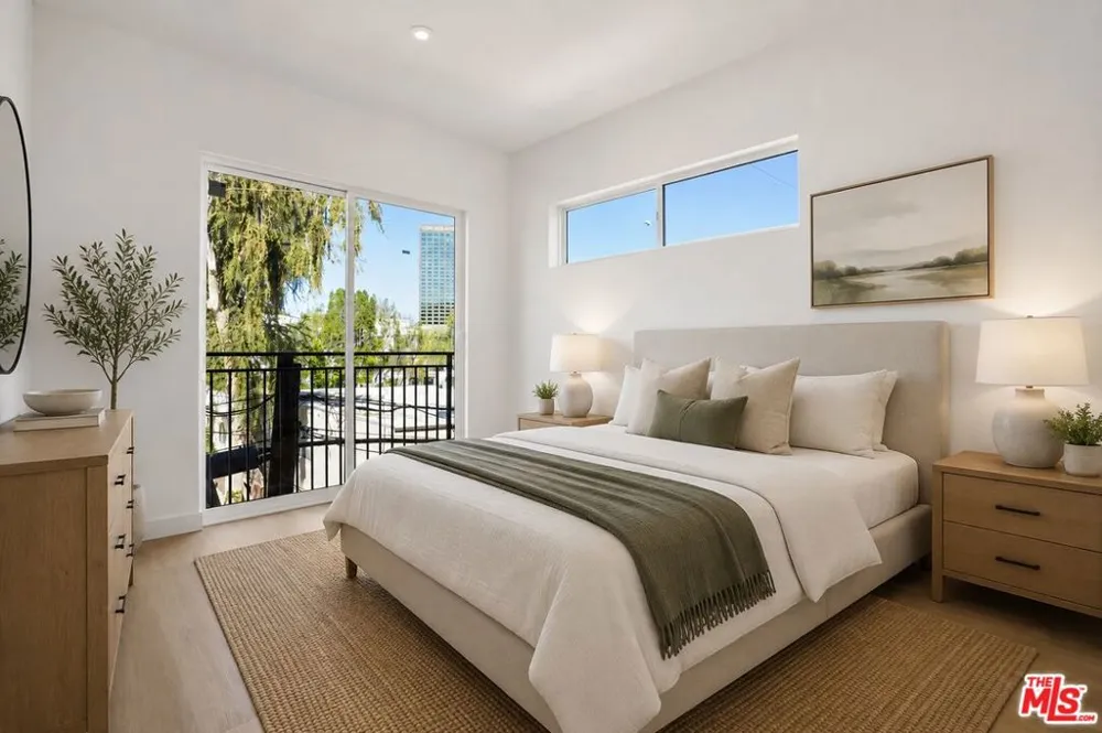 3688 Fredonia Drive Los Angeles, CA 90068