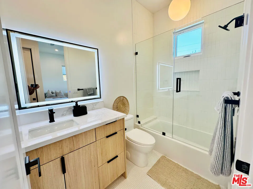948 E 67th Street #B Inglewood, CA 90302