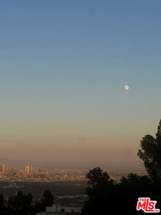 8551 W Cole Crest Drive Los Angeles, CA 90046