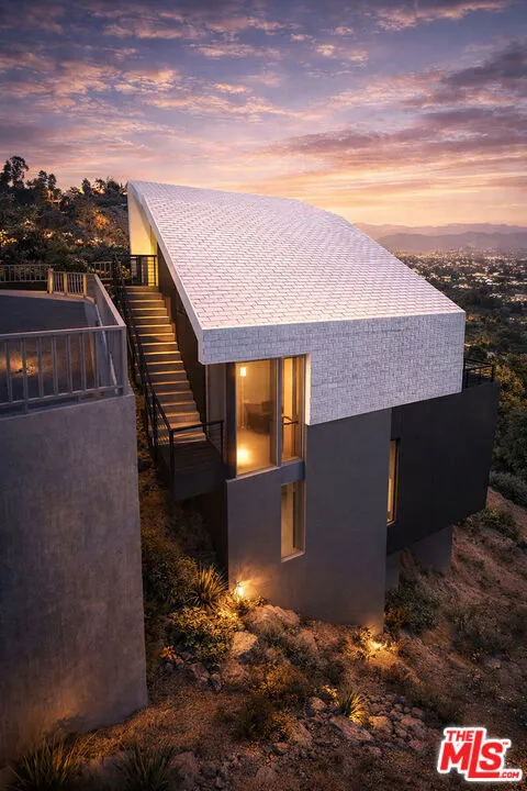 8551 W Cole Crest Drive Los Angeles, CA 90046