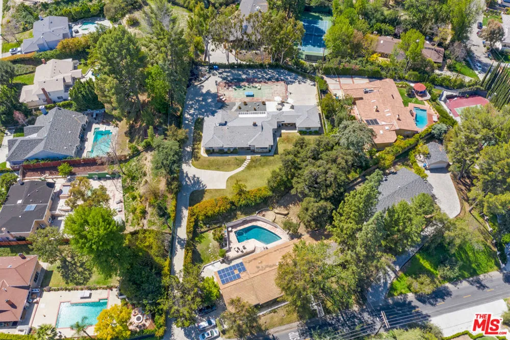 19630 Rosita Street Tarzana, CA 91356