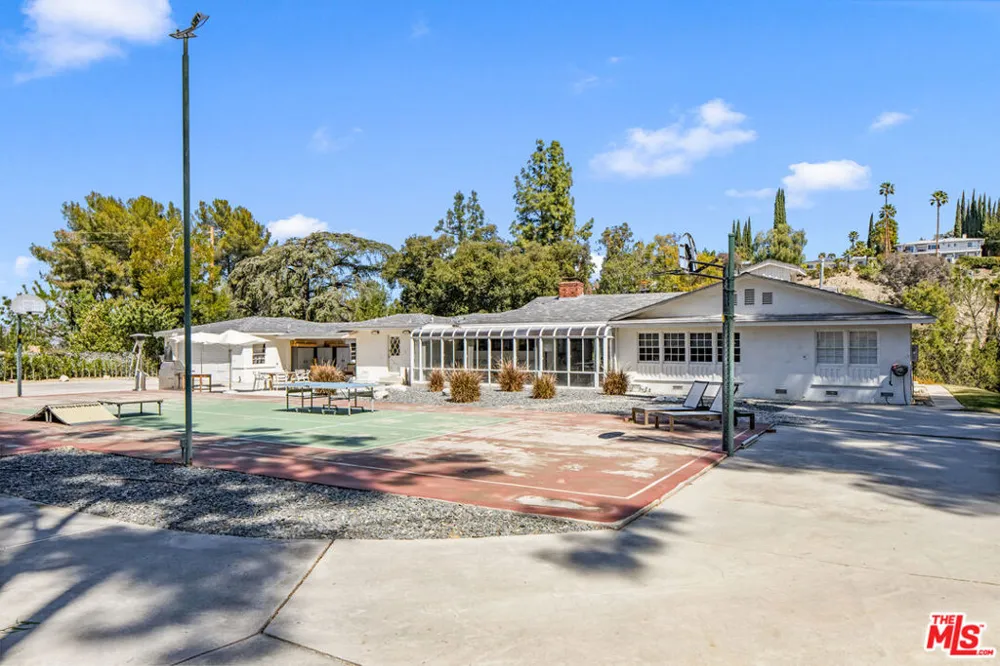 19630 Rosita Street Tarzana, CA 91356