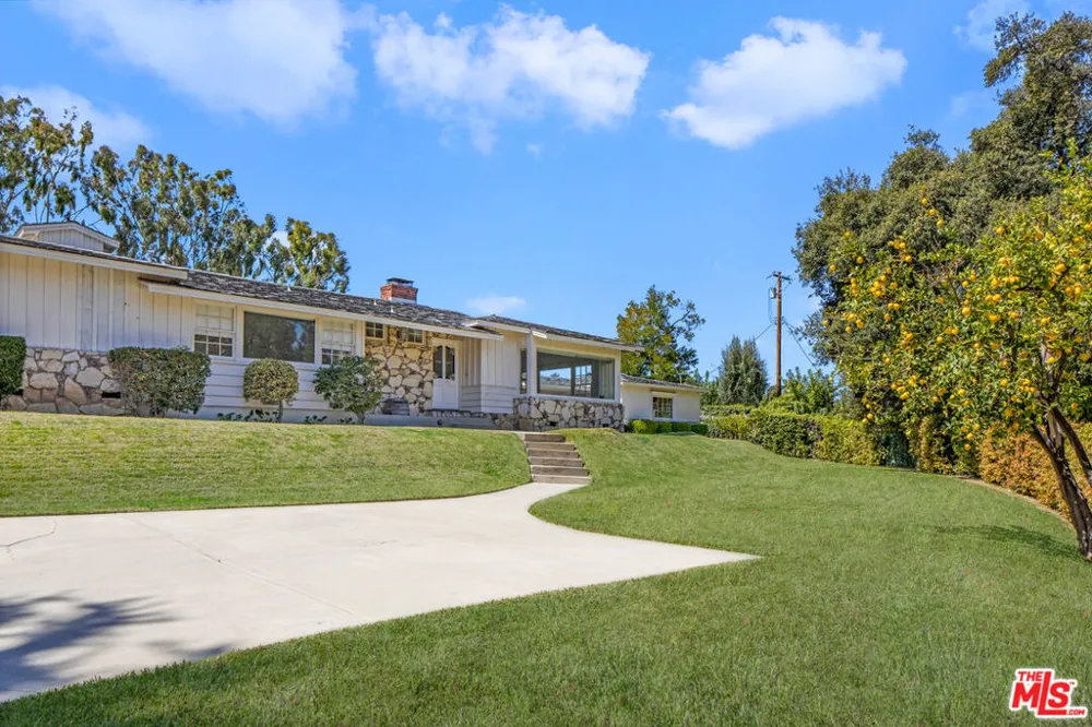 19630 Rosita Street Tarzana, CA 91356
