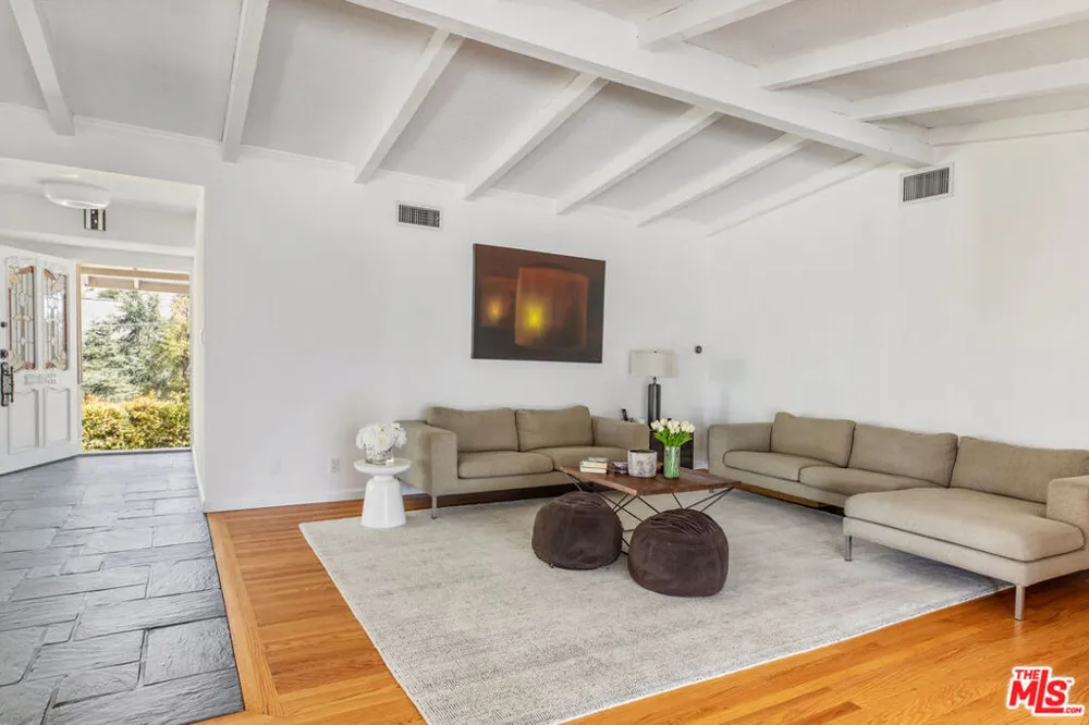 19630 Rosita Street Tarzana, CA 91356