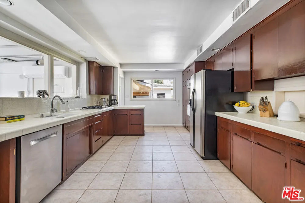 19630 Rosita Street Tarzana, CA 91356