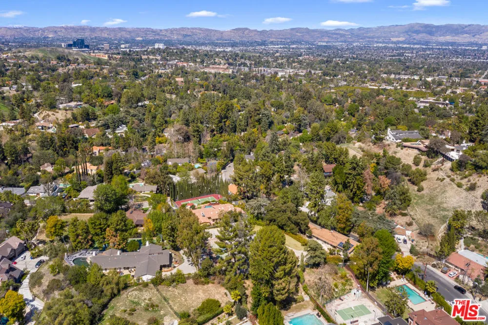 19630 Rosita Street Tarzana, CA 91356