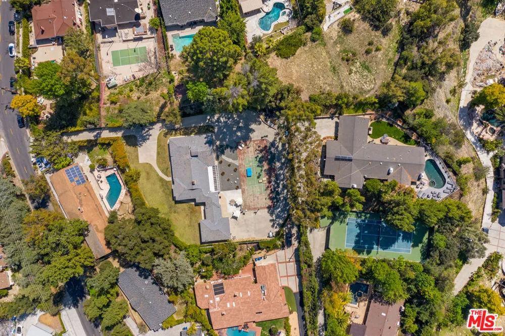 19630 Rosita Street Tarzana, CA 91356