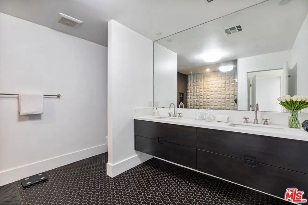 19630 Rosita Street Tarzana, CA 91356