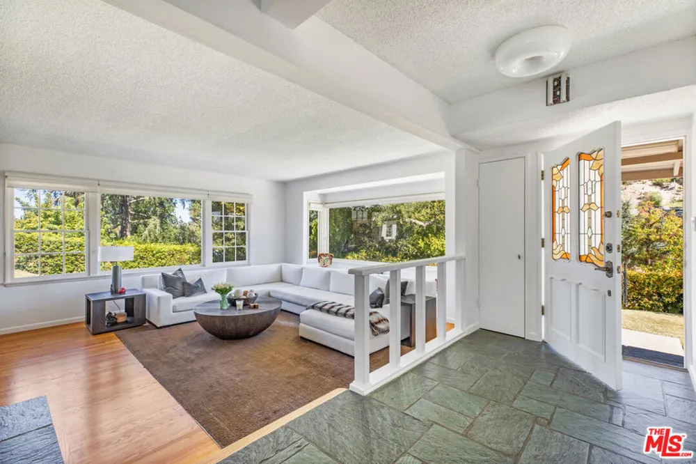 19630 Rosita Street Tarzana, CA 91356