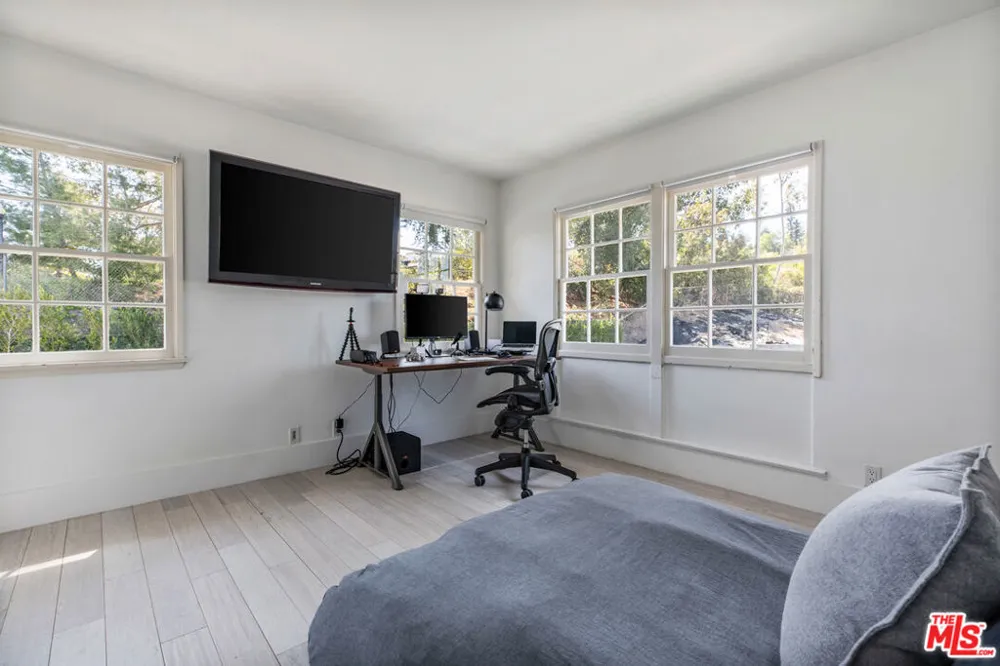 19630 Rosita Street Tarzana, CA 91356