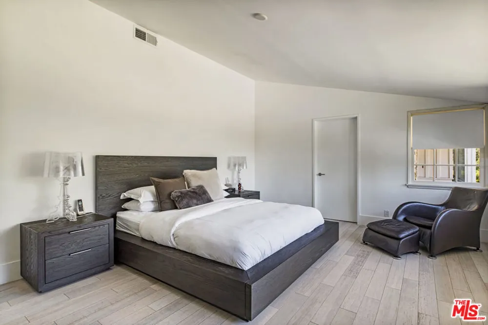 19630 Rosita Street Tarzana, CA 91356