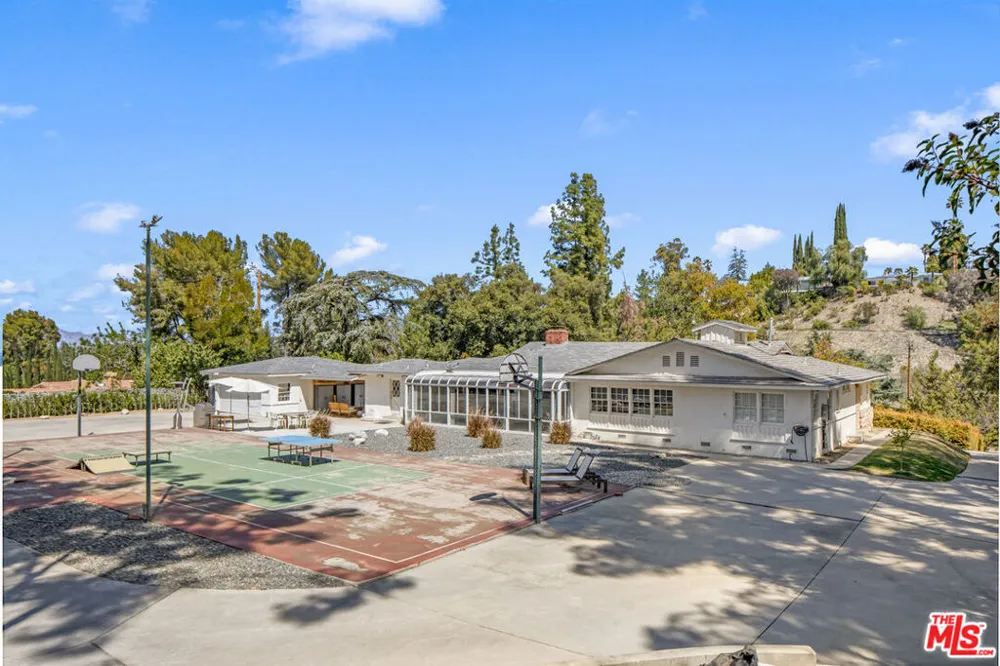 19630 Rosita Street Tarzana, CA 91356
