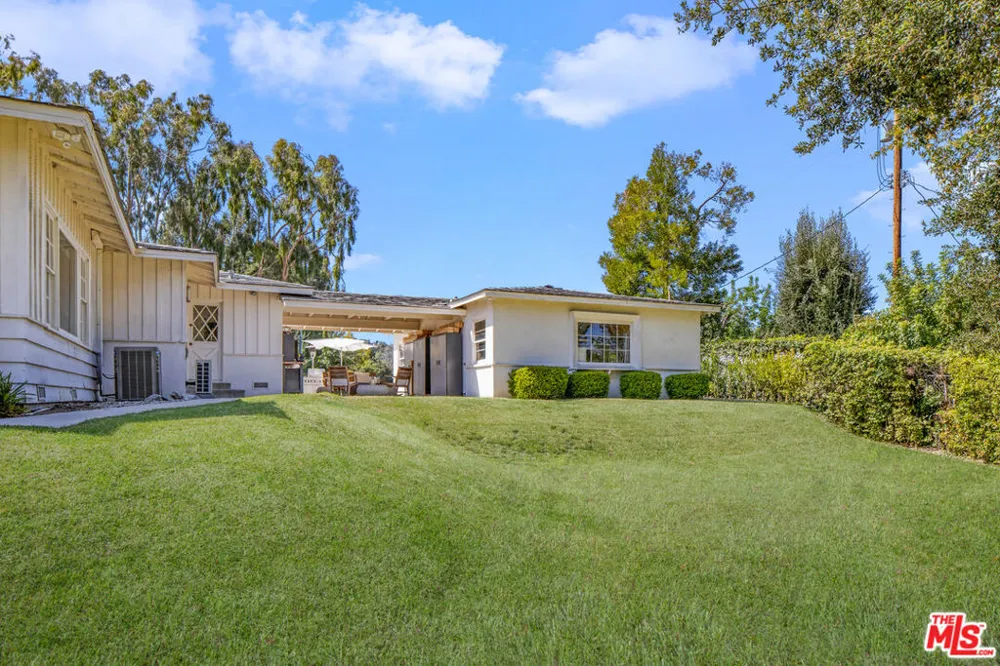 19630 Rosita Street Tarzana, CA 91356