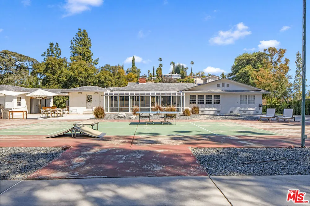 19630 Rosita Street Tarzana, CA 91356
