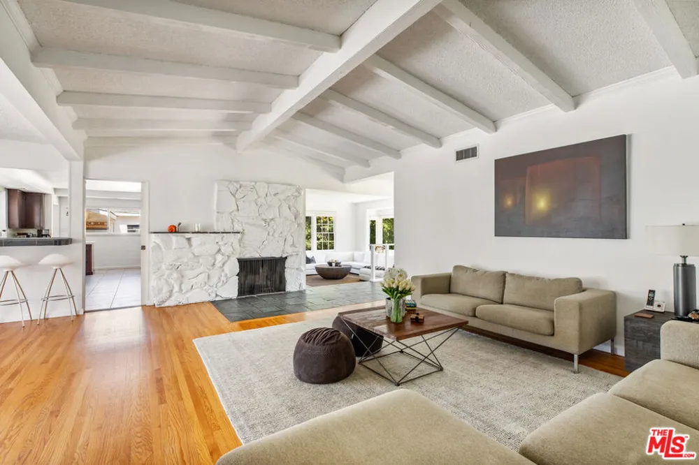 19630 Rosita Street Tarzana, CA 91356