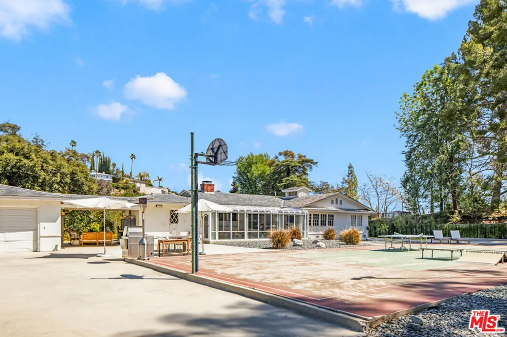 19630 Rosita Street Tarzana, CA 91356