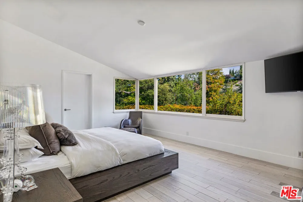 19630 Rosita Street Tarzana, CA 91356