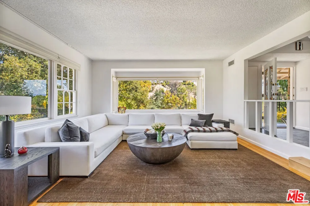 19630 Rosita Street Tarzana, CA 91356