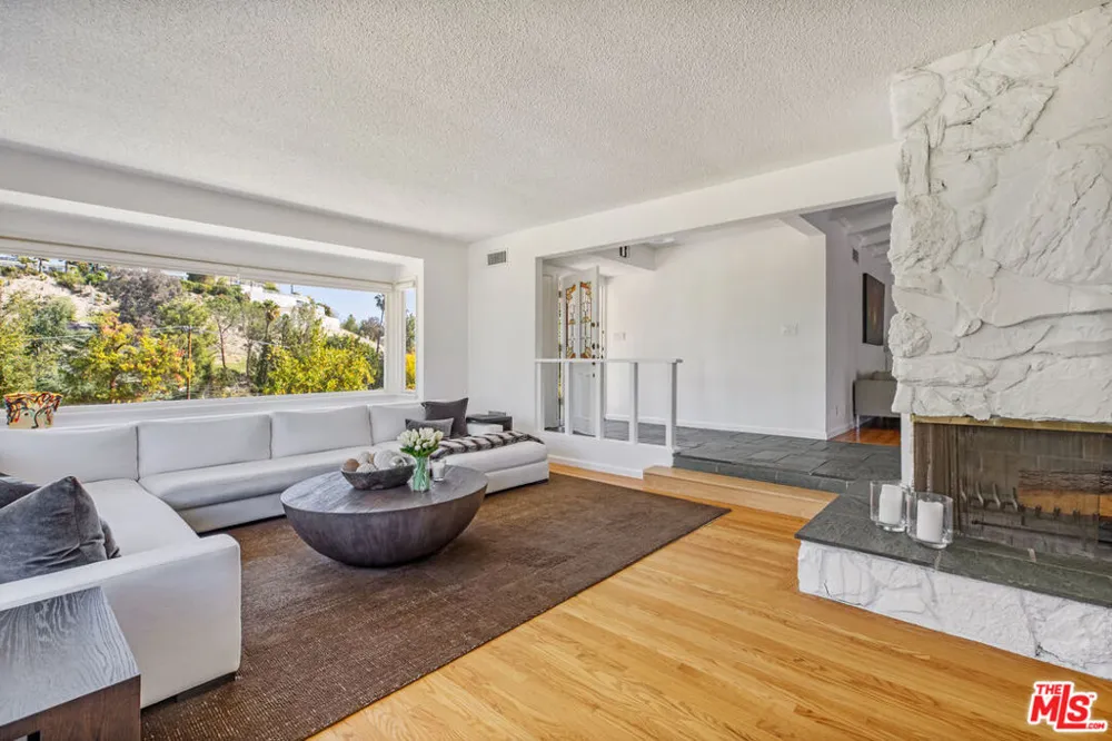 19630 Rosita Street Tarzana, CA 91356