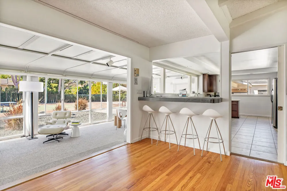 19630 Rosita Street Tarzana, CA 91356