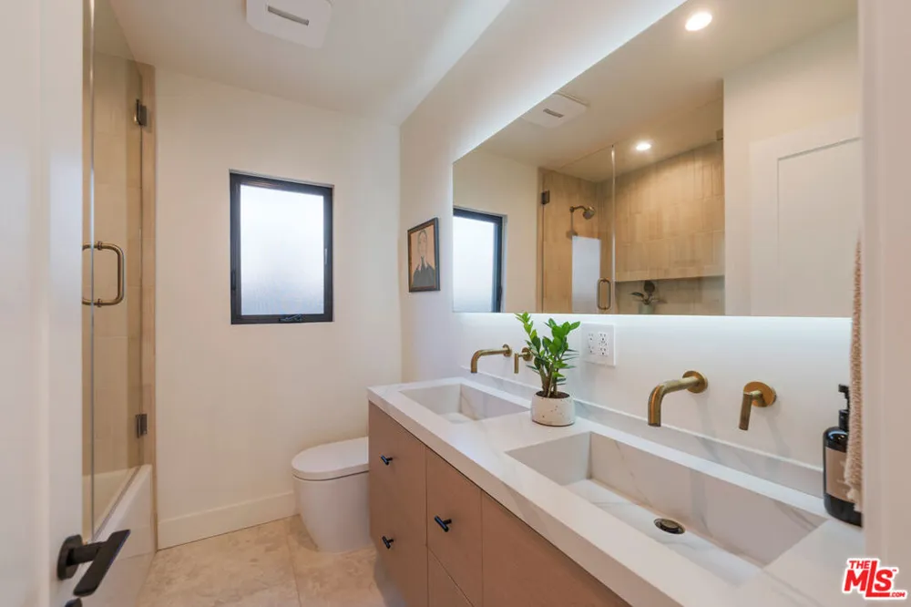 6000 W 75th Street Los Angeles, CA 90045