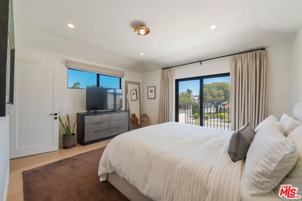 6000 W 75th Street Los Angeles, CA 90045