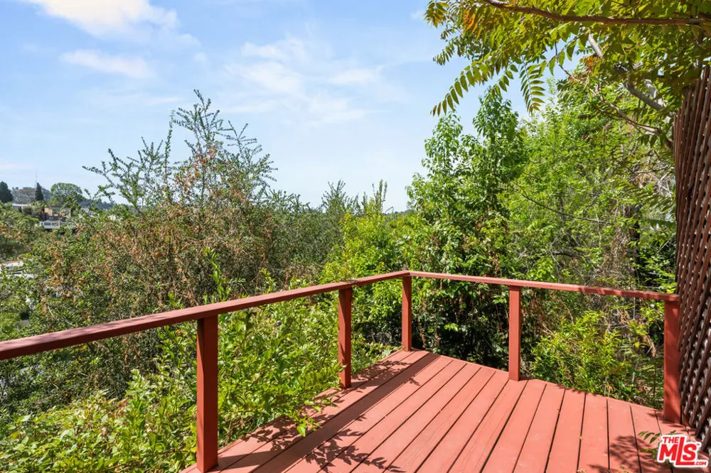 3744 Buena Park Drive Studio City, CA 91604