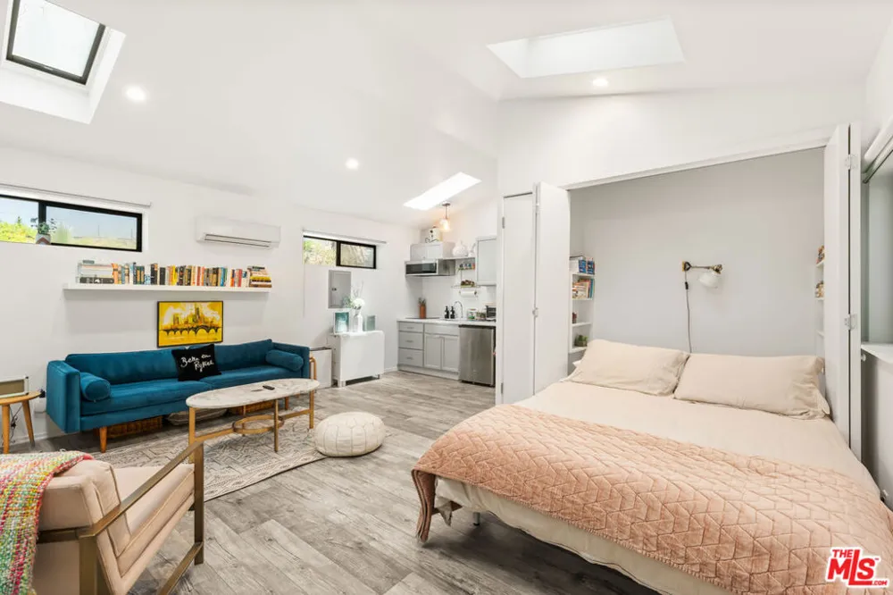 3744 Buena Park Drive Studio City, CA 91604