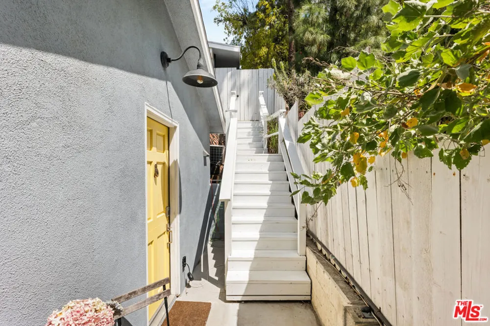 3744 Buena Park Drive Studio City, CA 91604