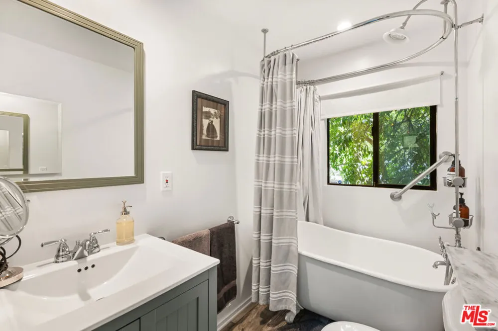 3744 Buena Park Drive Studio City, CA 91604